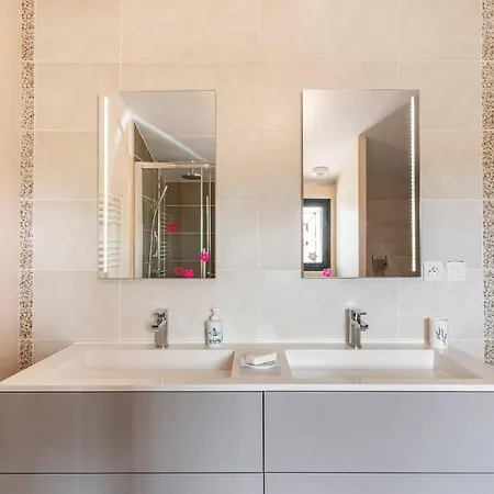 Grande Privee Avec Salle De Bain Et Wc 3*