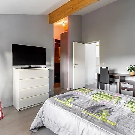 Grande Privee Avec Salle De Bain Et Wc 3*